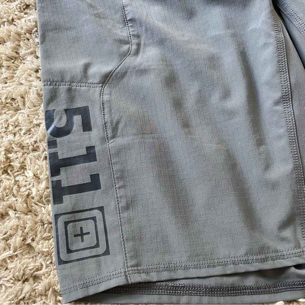 Men’s 5.11 Shorts - Picture 4 of 6